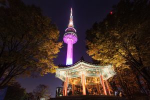Namsan Tower, yang terkenal dengan suasana romantisnya